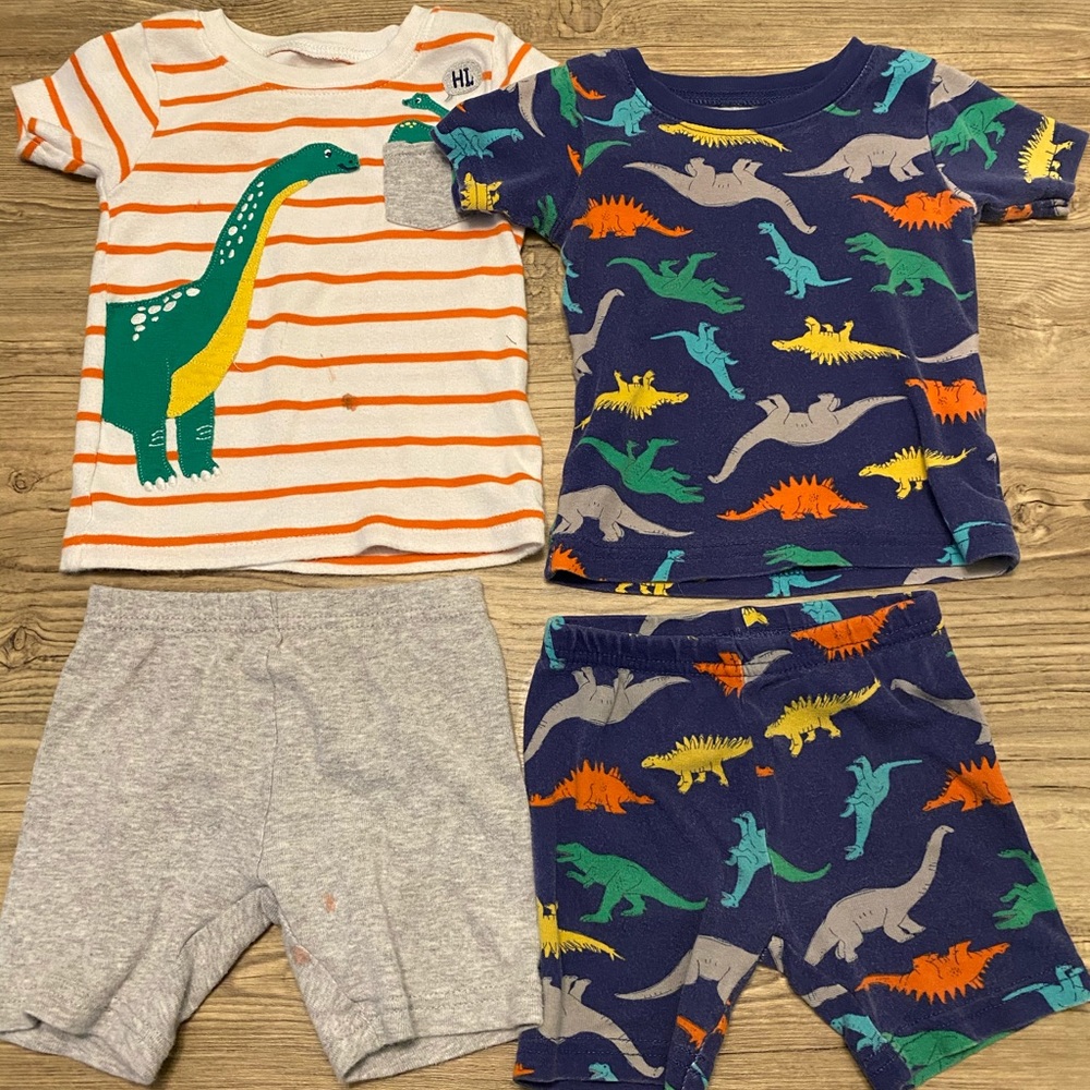 🐙3/10 carters Dinosaur pajamas